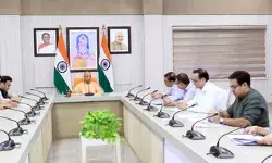 बाढ़ से प्रभावित चित्रकूट में यूपी के सीएम ने मदद बांटी, गिरे हुए घरों के लिए चेक सौंपे बाढ़ से प्रभावित चित्रकूट में यूपी के सीएम ने मदद बांटी, गिरे हुए घरों के लिए चेक सौंपे