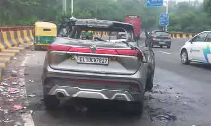 धौला कुआं फ्लाईओवर पर चलती कार में लगी भीषण आग, समय रहते फायर ब्रिगेड ने बुझाई आग धौला कुआं फ्लाईओवर पर चलती कार में लगी भीषण आग, समय रहते फायर ब्रिगेड ने बुझाई आग