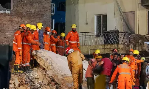 दिल्ली के सत्य निकेतन में इमारत गिरने से 5 की मौत; राहत कार्य जारी