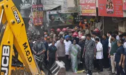 सत्य निकेतन हादसे पर दिल्ली सरकार का बड़ा एक्शन, 5 MCD अधिकारी सस्पेंड; बिल्डिंग मालिक हिरासत में