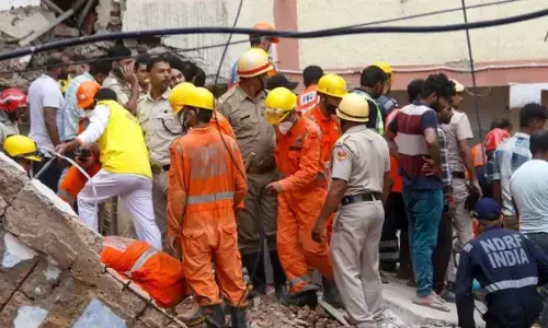 सत्य निकेतन हादसे में मौत का आंकड़ा बढ़ा, 6 की मौत, मकान मालिक पर FIR दर्ज