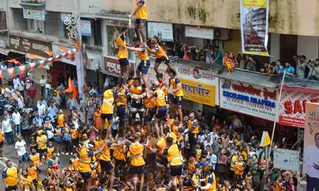 महाराष्ट्र के गोंदिया में दही हांडी उत्सव के दौरान हादसा, सीढ़ियों का स्लैब गिरने से 21 लोग घायल महाराष्ट्र के गोंदिया में दही हांडी उत्सव के दौरान हादसा, सीढ़ियों का स्लैब गिरने से 21 लोग घायल