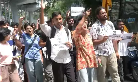 सत्य निकेतन हादसाः एसएफआई ने मार्च निकालकर छात्रों के लिए हॉस्टल की मांग की सत्य निकेतन हादसाः एसएफआई ने मार्च निकालकर छात्रों के लिए हॉस्टल की मांग की