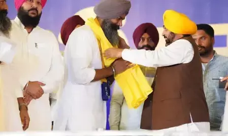 नाभा जेल ब्रेक दोषी को आम आदमी पार्टी में शामिल करने पर कांग्रेस का सवाल