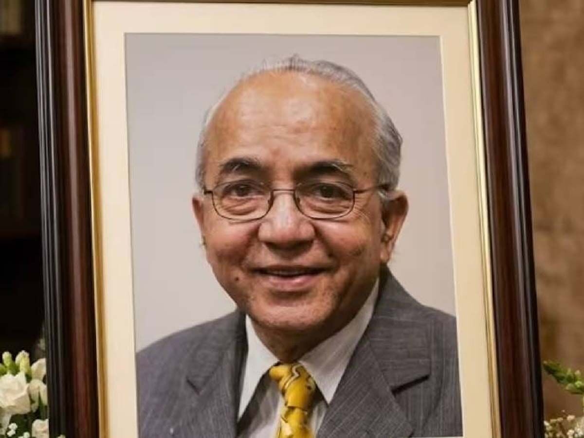 पूर्व मुख्य सचिव राकेश मेहता ने नोएडा में आत्महत्या की