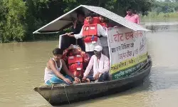 बिहार में बाढ़ के बीच राहत की उम्मीद, कोसी-सोन के जलस्राव में कमी, 14 जिलों की 35.89 लाख आबादी प्रभावित बिहार में बाढ़ के बीच राहत की उम्मीद, कोसी-सोन के जलस्राव में कमी, 14 जिलों की 35.89 लाख आबादी प्रभावित