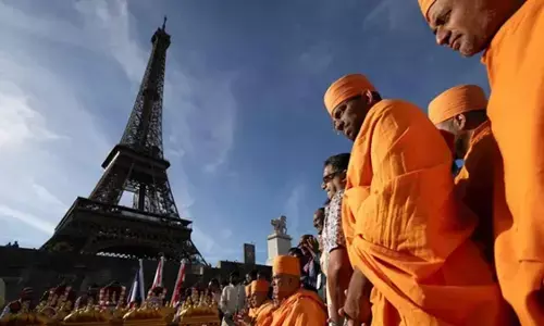 एफिल टावर विवाद पर BAPS की सफाई, कहा- किसी को प्रवेश से नहीं रोका; महिला कर्मचारियों को हटाने पर मचा बवाल एफिल टावर विवाद पर BAPS की सफाई, कहा- किसी को प्रवेश से नहीं रोका; महिला कर्मचारियों को हटाने पर मचा बवाल
