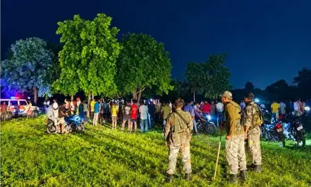 झारखंड: चतरा के गांव में पुलिस पर पथराव, दो दारोगा घायल, भीड़ नियंत्रित करने के लिए हवाई फायरिंग झारखंड: चतरा के गांव में पुलिस पर पथराव, दो दारोगा घायल, भीड़ नियंत्रित करने के लिए हवाई फायरिंग