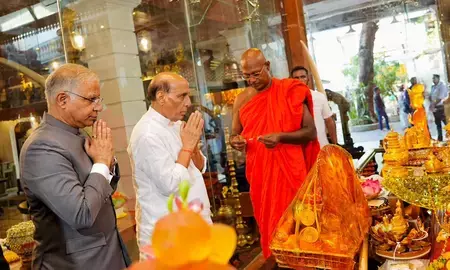 रक्षा मंत्री राजनाथ सिंह ने कोलंबो में गंगारामया मंदिर का दौरा किया रक्षा मंत्री राजनाथ सिंह ने कोलंबो में गंगारामया मंदिर का दौरा किया