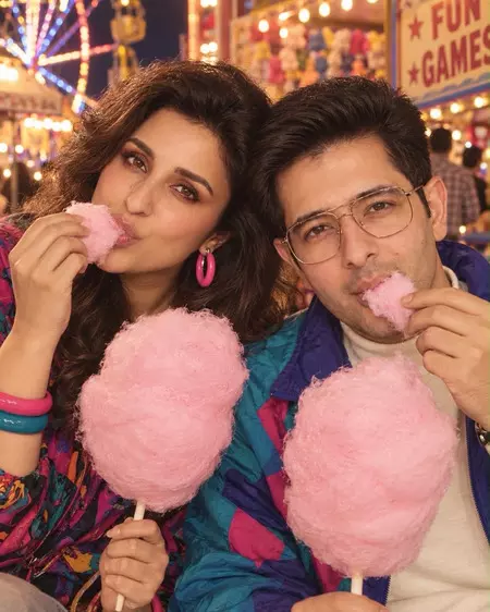 80 के दशक के ट्रेंड किया फॉलो, परिणीति चोपड़ा ने पति राघव चड्ढा से पूछा हम पैदा होते ही क्यों नहीं मिले? 80 के दशक के ट्रेंड किया फॉलो, परिणीति चोपड़ा ने पति राघव चड्ढा से पूछा हम पैदा होते ही क्यों नहीं मिले?