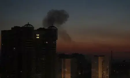 रूस : सोची तट पर यूक्रेनी नौका हमले के बाद लगी आग रूस : सोची तट पर यूक्रेनी नौका हमले के बाद लगी आग