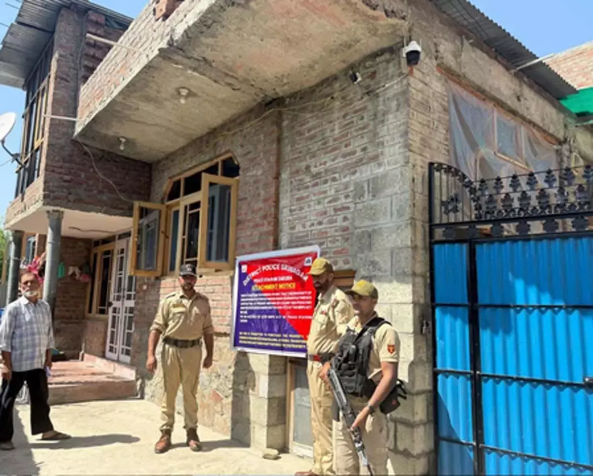 श्रीनगर में ड्रग तस्करों पर बड़ा प्रहार, 6.22 करोड़ रुपए की संपत्ति जब्त श्रीनगर में ड्रग तस्करों पर बड़ा प्रहार, 6.22 करोड़ रुपए की संपत्ति जब्त