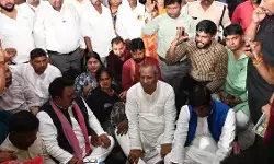 UP News: गोंडा में निषाद पार्टी नेता की हत्या से बवाल, मंत्री संजय निषाद धरने पर बैठे; दो पुलिस अधिकारी निलंबित UP News: गोंडा में निषाद पार्टी नेता की हत्या से बवाल, मंत्री संजय निषाद धरने पर बैठे; दो पुलिस अधिकारी निलंबित