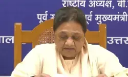नीला रंग अपनाने से नहीं बदलेगी जातिवादी सोच: मायावती