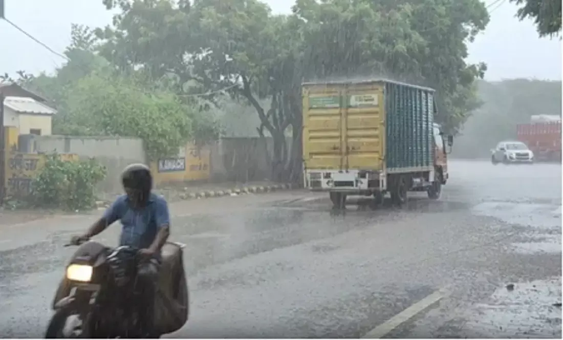 दिल्ली-एनसीआर के कुछ हिस्सों में भारी बारिश, ब्रिक्स समिट से पहले रेड अलर्ट जारी दिल्ली-एनसीआर के कुछ हिस्सों में भारी बारिश, ब्रिक्स समिट से पहले रेड अलर्ट जारी