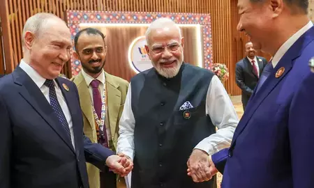 एससीओ के बाद ब्रिक्स में भी दिखा पीएम मोदी, पुतिन और शी जिनपिंग का बॉन्ड, भारत मंडपम से आई तस्वीरों ने खींचा ध्यान एससीओ के बाद ब्रिक्स में भी दिखा पीएम मोदी, पुतिन और शी जिनपिंग का बॉन्ड, भारत मंडपम से आई तस्वीरों ने खींचा ध्यान