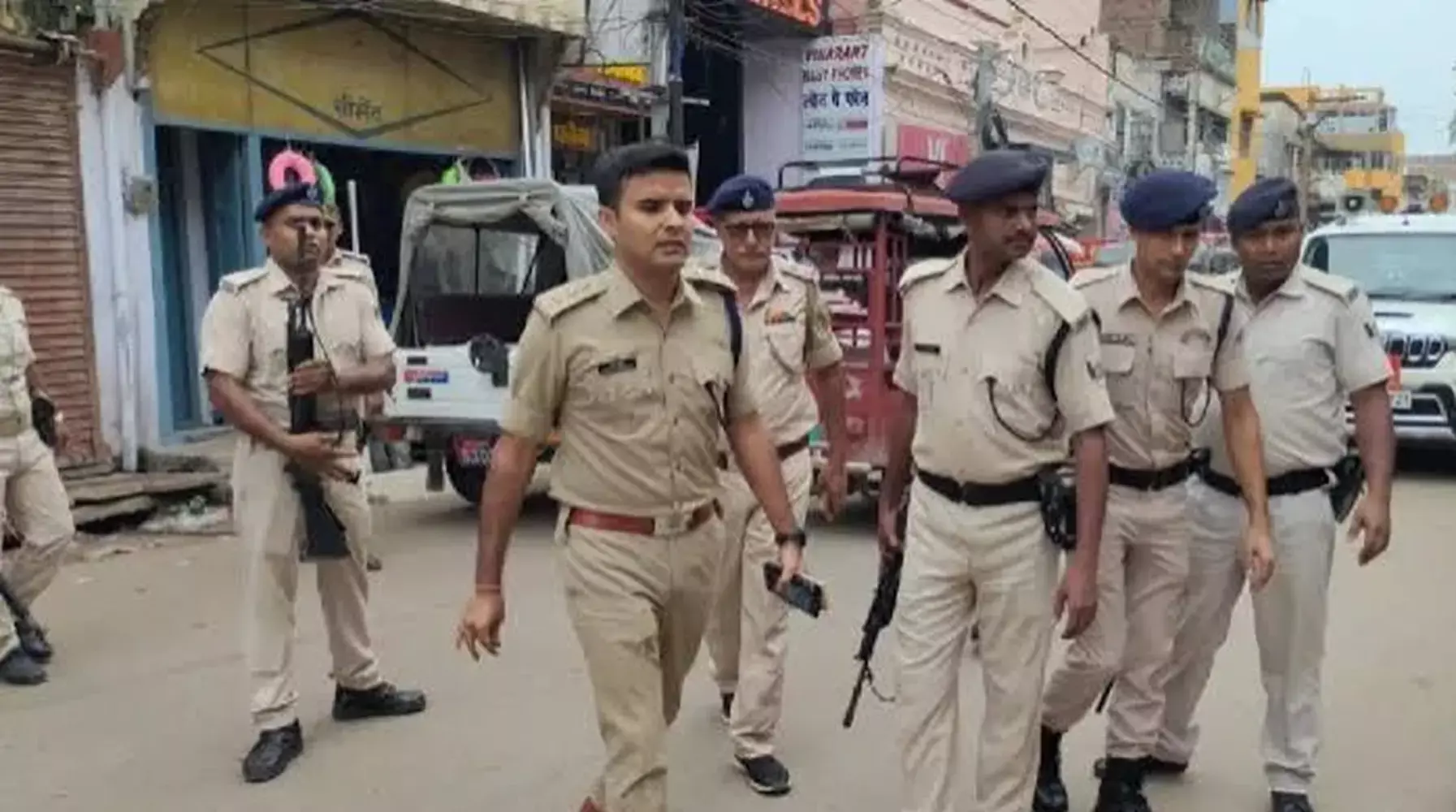 निजी स्कूल के गेट पर बदमाशों ने चलाई गोली: बिहार निजी स्कूल के गेट पर बदमाशों ने चलाई गोली: बिहार