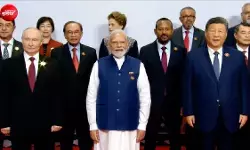 BRICS की फैमिली फोटो में मोदी के दोनों ओर पुतिन-जिनपिंग, एक तस्वीर में दिखी भारत-रूस-चीन की ताकत BRICS की फैमिली फोटो में मोदी के दोनों ओर पुतिन-जिनपिंग, एक तस्वीर में दिखी भारत-रूस-चीन की ताकत