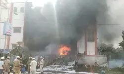 कोलकाता में सीईएससी डिस्ट्रीब्यूशन ऑफिस में भीषण आग, फायर ब्रिगेड की गाड़ियां मौके पर कोलकाता में सीईएससी डिस्ट्रीब्यूशन ऑफिस में भीषण आग, फायर ब्रिगेड की गाड़ियां मौके पर