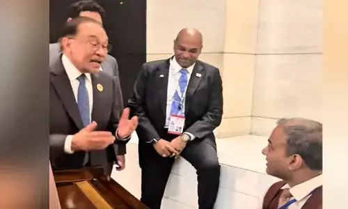 BRICS डिनर में छाया बॉलीवुड का रंग, मलेशियाई PM अनवर इब्राहिम ने किशोर कुमार के गाने गाकर जीता दिल BRICS डिनर में छाया बॉलीवुड का रंग, मलेशियाई PM अनवर इब्राहिम ने किशोर कुमार के गाने गाकर जीता दिल
