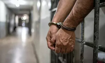 सागर जहरीली शराब कांड में पुलिस की बड़ी कार्रवाई: इनामी आरोपी मुठभेड़ में गिरफ्तार, पैर में लगी गोली सागर जहरीली शराब कांड में पुलिस की बड़ी कार्रवाई: इनामी आरोपी मुठभेड़ में गिरफ्तार, पैर में लगी गोली
