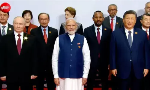 BRICS की फैमिली फोटो में मोदी के दोनों ओर पुतिन-जिनपिंग, एक तस्वीर में दिखी भारत-रूस-चीन की ताकत BRICS की फैमिली फोटो में मोदी के दोनों ओर पुतिन-जिनपिंग, एक तस्वीर में दिखी भारत-रूस-चीन की ताकत