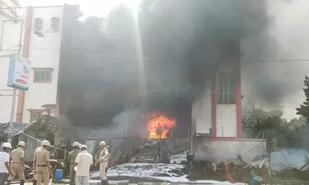 कोलकाता में सीईएससी डिस्ट्रीब्यूशन ऑफिस में भीषण आग, फायर ब्रिगेड की गाड़ियां मौके पर कोलकाता में सीईएससी डिस्ट्रीब्यूशन ऑफिस में भीषण आग, फायर ब्रिगेड की गाड़ियां मौके पर