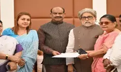 दुर्गापूजा से पहले बंगाल की सियासत में बड़ा खेला? 17 सांसदों के BJP में जाने का दावा, TMC के लिए बढ़ी चुनौती दुर्गापूजा से पहले बंगाल की सियासत में बड़ा खेला? 17 सांसदों के BJP में जाने का दावा, TMC के लिए बढ़ी चुनौती