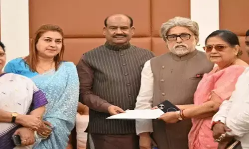 दुर्गापूजा से पहले बंगाल की सियासत में बड़ा खेला? 17 सांसदों के BJP में जाने का दावा, TMC के लिए बढ़ी चुनौती दुर्गापूजा से पहले बंगाल की सियासत में बड़ा खेला? 17 सांसदों के BJP में जाने का दावा, TMC के लिए बढ़ी चुनौती