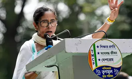 तृणमूल के चुनाव चिह्न पर संकट और बंगाल उपचुनाव के नतीजे तय करेंगे ममता बनर्जी का सियासी भविष्य तृणमूल के चुनाव चिह्न पर संकट और बंगाल उपचुनाव के नतीजे तय करेंगे ममता बनर्जी का सियासी भविष्य