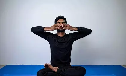 नींद से हैं परेशान तो करे भ्रामरी प्राणायाम, जानें करने का सही तरीका नींद से हैं परेशान तो करे भ्रामरी प्राणायाम, जानें करने का सही तरीका