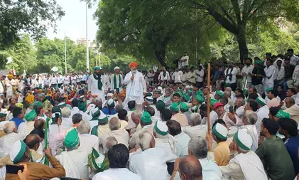 किसानों की मांगें पूरी होने तक जारी रहेगा धरना, राकेश टिकैत बोले-तीनों प्राधिकरणों के बाहर डटे रहेंगे किसान किसानों की मांगें पूरी होने तक जारी रहेगा धरना, राकेश टिकैत बोले-तीनों प्राधिकरणों के बाहर डटे रहेंगे किसान