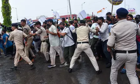 बिहार : 70वीं बीपीएससी और दरोगा भर्ती रद्द करने की मांग; पटना में छात्रों ने किया प्रदर्शन, बैरिकेडिंग पर चढ़े अभ्यर्थी