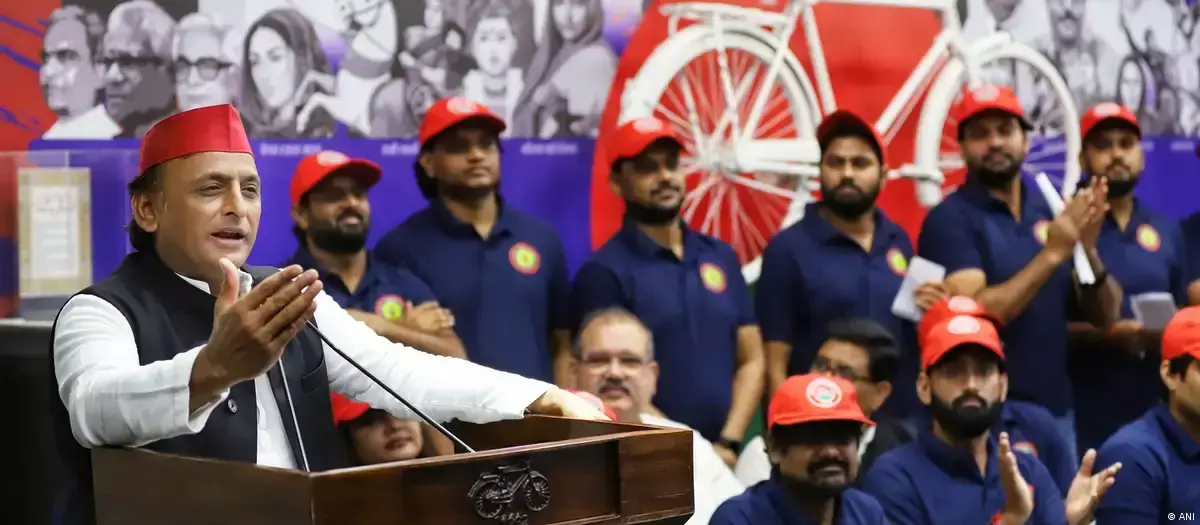 क्या दिखाता है 2027 यूपी चुनाव से पहले अखिलेश यादव का ‘नीला दांव’ क्या दिखाता है 2027 यूपी चुनाव से पहले अखिलेश यादव का ‘नीला दांव’
