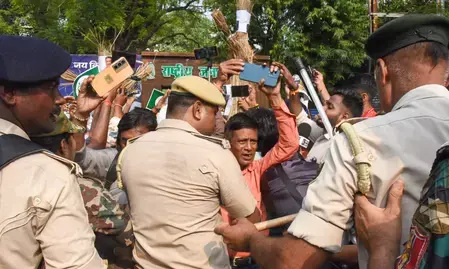 पटना में बेकाबू हुआ छात्रों का प्रदर्शन: बैरिकेड्स तोड़कर विधानसभा ओवरब्रिज पहुंचे अभ्यर्थी, पुलिस के छूटे पसीने पटना में बेकाबू हुआ छात्रों का प्रदर्शन: बैरिकेड्स तोड़कर विधानसभा ओवरब्रिज पहुंचे अभ्यर्थी, पुलिस के छूटे पसीने