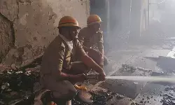 गाजियाबाद: इंदिरापुरम के पार्श्वनाथ मजेस्टिक में फ्लैट में भीषण आग, समय रहते बाहर निकले लोग