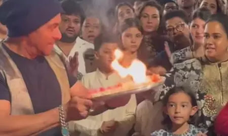 सलमान खान हुए गणपति विसर्जन पर खुश सलमान खान हुए गणपति विसर्जन पर खुश