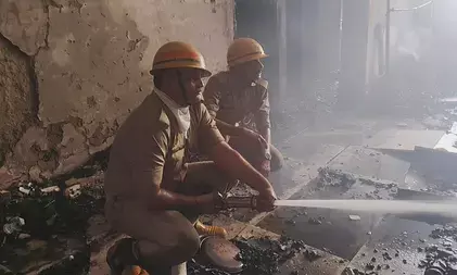 गाजियाबाद: इंदिरापुरम के पार्श्वनाथ मजेस्टिक में फ्लैट में भीषण आग, समय रहते बाहर निकले लोग