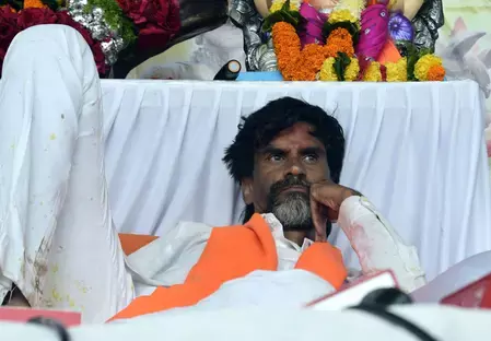 सरकार के आश्वासन के बाद जरांगे पाटिल ने तोड़ी भूख हड़ताल, 90 दिन का दिया समय सरकार के आश्वासन के बाद जरांगे पाटिल ने तोड़ी भूख हड़ताल, 90 दिन का दिया समय
