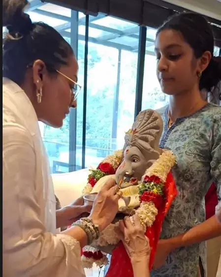 नम्रता शिरोडकर ने परिवार संग किया गणपति विसर्जन नम्रता शिरोडकर ने परिवार संग किया गणपति विसर्जन