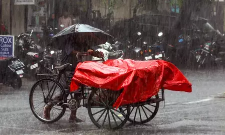 तमिलनाडु के 16 जिलों में बारिश का अलर्ट, चेन्नई समेत कई इलाकों में गरज-चमक की संभावना