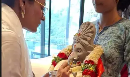नम्रता शिरोडकर ने परिवार संग किया गणपति विसर्जन नम्रता शिरोडकर ने परिवार संग किया गणपति विसर्जन