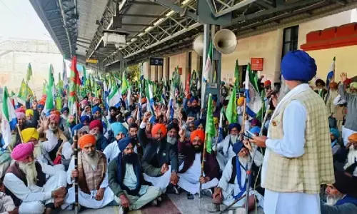 पंजाब में रेल रोको आंदोलन, छह जिलों में ट्रैक पर बैठे किसान; मोगा में पुलिस से धक्का-मुक्की पंजाब में रेल रोको आंदोलन, छह जिलों में ट्रैक पर बैठे किसान; मोगा में पुलिस से धक्का-मुक्की