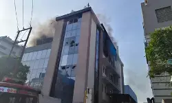 नोएडा : गारमेंट फैक्ट्री की चौथी मंजिल में लगी भीषण आग, दमकल की 8 गाड़ियों ने पाया काबू नोएडा : गारमेंट फैक्ट्री की चौथी मंजिल में लगी भीषण आग, दमकल की 8 गाड़ियों ने पाया काबू