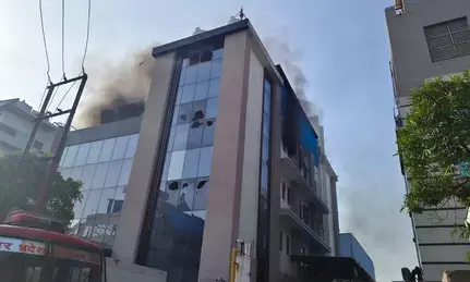 नोएडा : गारमेंट फैक्ट्री की चौथी मंजिल में लगी भीषण आग, दमकल की 8 गाड़ियों ने पाया काबू नोएडा : गारमेंट फैक्ट्री की चौथी मंजिल में लगी भीषण आग, दमकल की 8 गाड़ियों ने पाया काबू