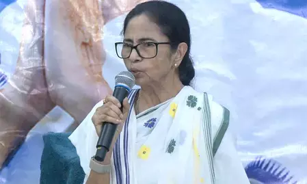 नंदीग्राम उपचुनाव से पहले सियासी भूचाल, कांग्रेस उम्मीदवार की गिरफ्तारी पर ममता बनर्जी ने भाजपा पर साधा निशाना नंदीग्राम उपचुनाव से पहले सियासी भूचाल, कांग्रेस उम्मीदवार की गिरफ्तारी पर ममता बनर्जी ने भाजपा पर साधा निशाना