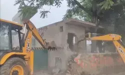 कानपुर में सरकारी जमीन पर कथित कब्जे पर केडीए का बुलडोजर, बाउंड्री वॉल समेत निर्माण ध्वस्त कानपुर में सरकारी जमीन पर कथित कब्जे पर केडीए का बुलडोजर, बाउंड्री वॉल समेत निर्माण ध्वस्त