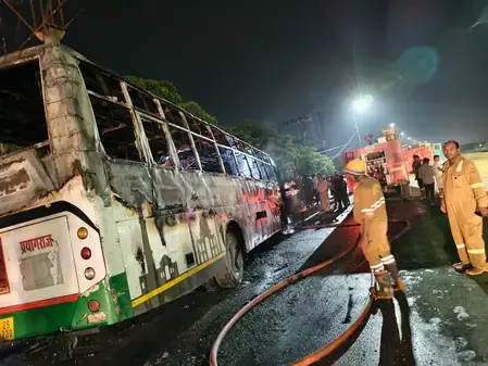 लखनऊ में भीषण सड़क हादसा: डिवाइडर से टकराकर रोडवेज बस बनी आग का गोला, ड्राइवर और कंडक्टर ने कूदकर बचाई जान
