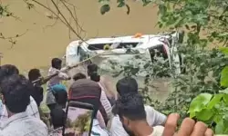 मध्य प्रदेश: आगर मालवा में श्रद्धालुओं से भरी कार बारिश से उफनते नाले में बही, तीन बच्चों समेत 8 की मौत मध्य प्रदेश: आगर मालवा में श्रद्धालुओं से भरी कार बारिश से उफनते नाले में बही, तीन बच्चों समेत 8 की मौत
