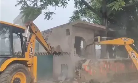 कानपुर में सरकारी जमीन पर कथित कब्जे पर केडीए का बुलडोजर, बाउंड्री वॉल समेत निर्माण ध्वस्त कानपुर में सरकारी जमीन पर कथित कब्जे पर केडीए का बुलडोजर, बाउंड्री वॉल समेत निर्माण ध्वस्त